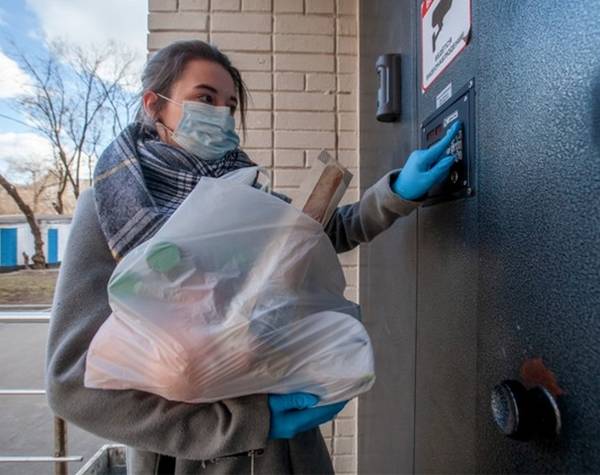 В Брянске более 1,5 тысяч волонтеров оказывают помощь пенсионерам