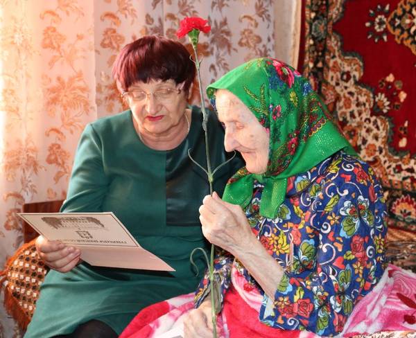 В Комаричском районе 95-летней труженице тыла вручили медаль Победы