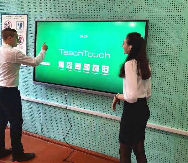 Медведовской сельской школе Клинцовского района наградили интерактивным комплексом