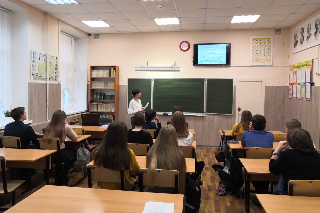 В Карачевской библиотеке прошел час информации «Нацпроекты в системе законодательства РФ»