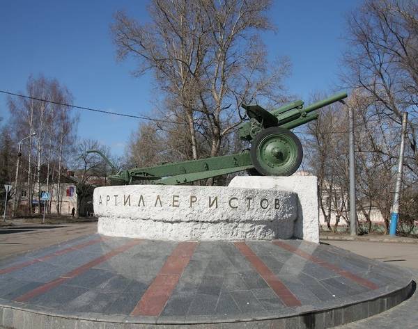 В Брянске идет ремонт плитки на памятнике Артиллеристам