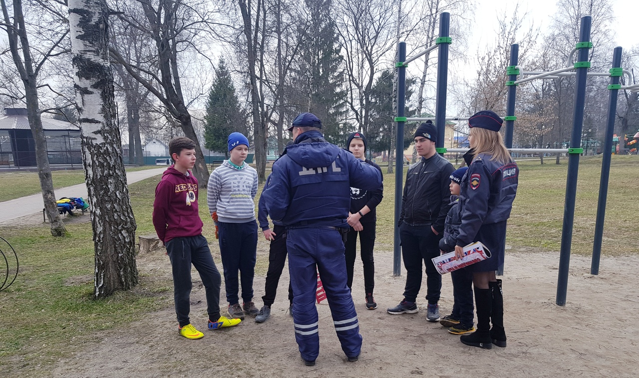 Карачевские госавтоинспекторы призвали юных жителей города быть осторожными на каникулах