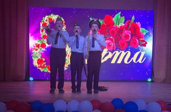 В рамках акции «8 Марта – в каждый дом» прошел концерт в брянском лицее №27