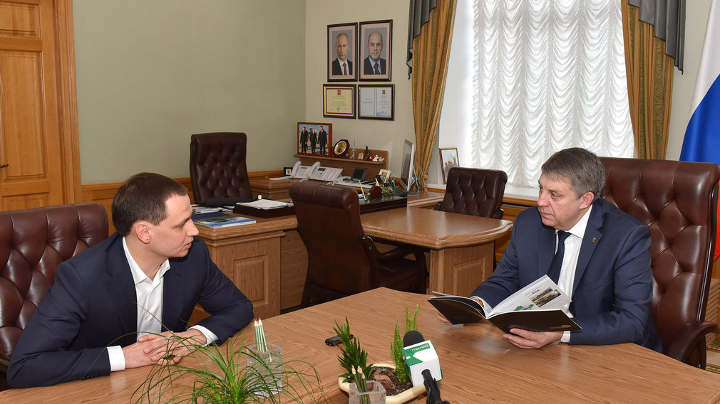 Губернатор Александр Богомаз и представитель АО Центродорстрой» обсудили реконструкцию  аэропорта «Брянск»