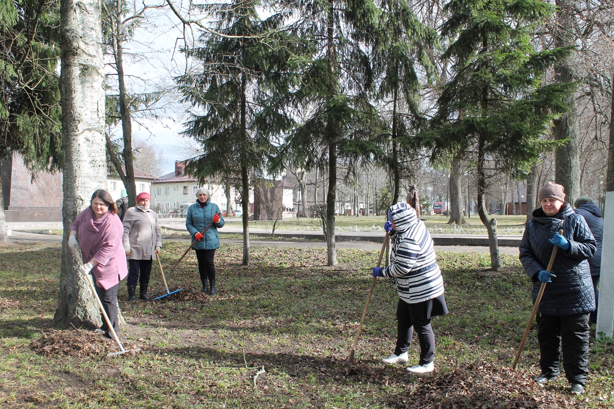 В Карачевской районной библиотеке прошел первый весенний субботник