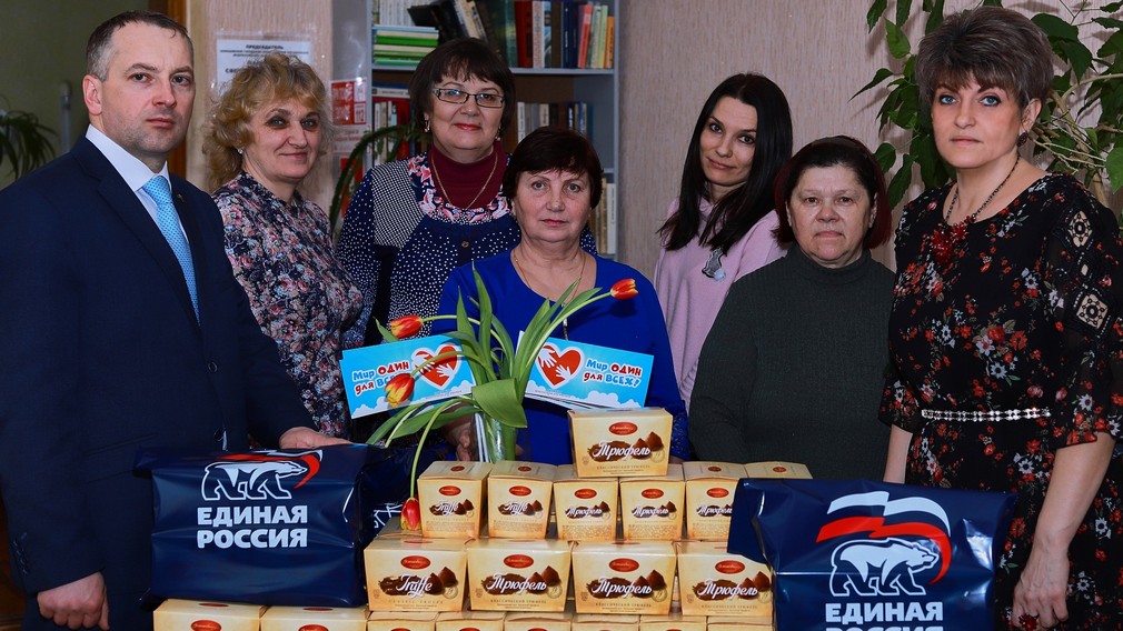 Клинцовские единороссы Брянской области поздравили женщин с 8 Марта