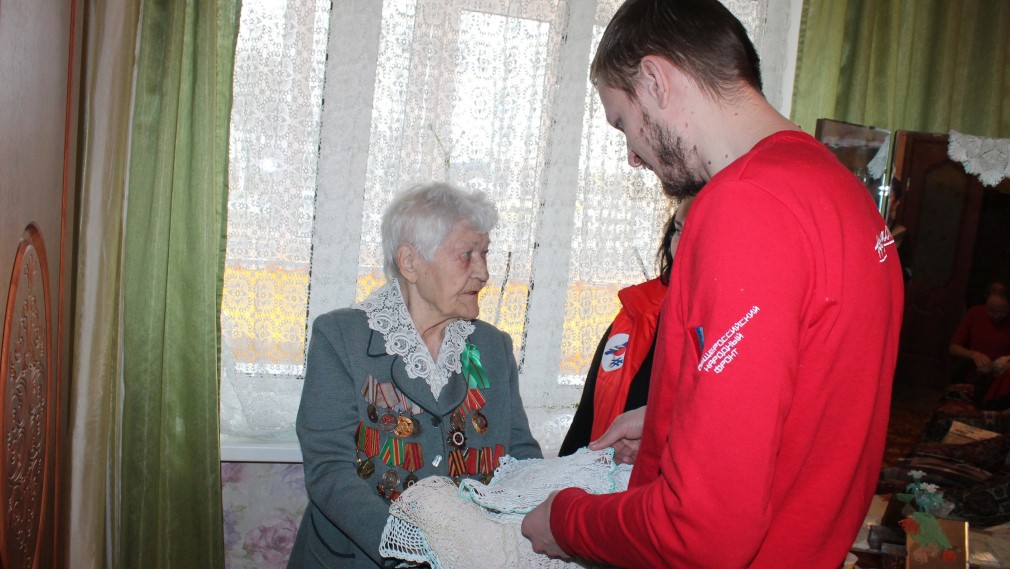 Брянская команда «Молодежка ОНФ» навестила ветерана войны Екатерину Демину