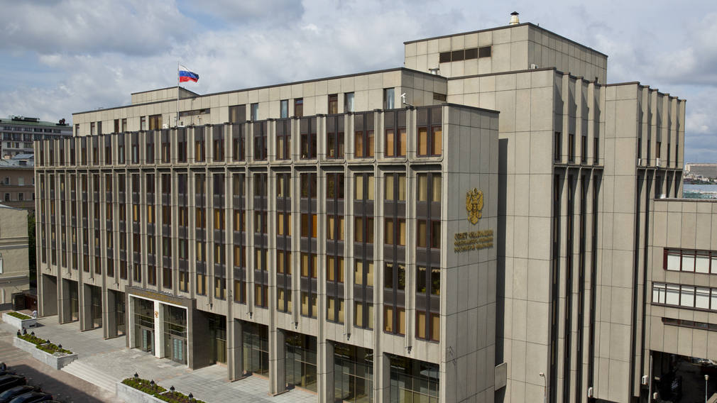 Совет Федерации принял постановление об итогах рассмотрения региональными парламентами закона о поправках в Конституцию РФ.