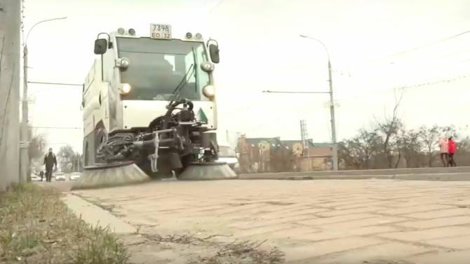 Брянские дороги масштабно очищают от зимнего мусора