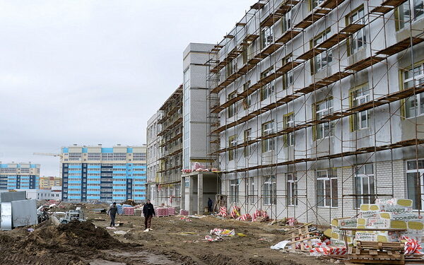 На территории старого аэропорта в Брянске строится новая школа