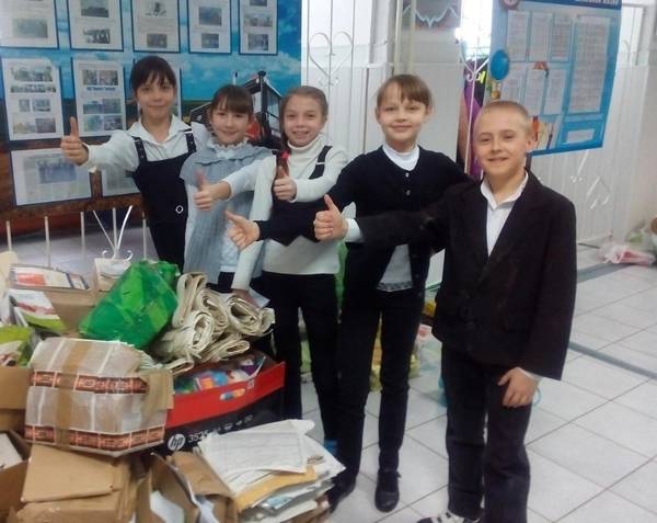 Ученики брянской школы передали деньги за макулатуру на памятник партизанке Вале Сафроновой