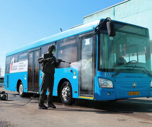 В Брянске 2 бригады дезинфицируют автобусы от коронавируса