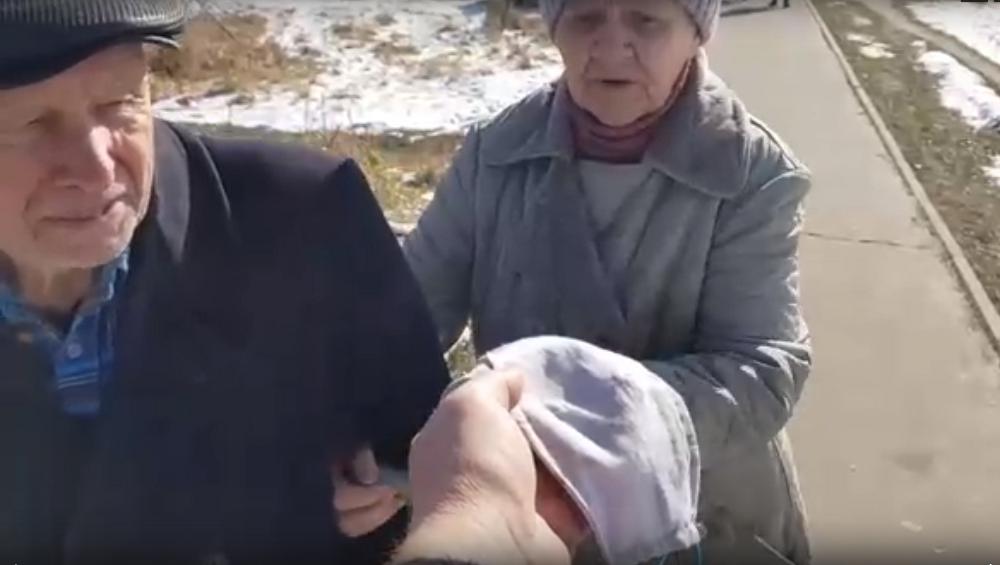 Белобережские жители раздают сшитые своими руками защитные маски