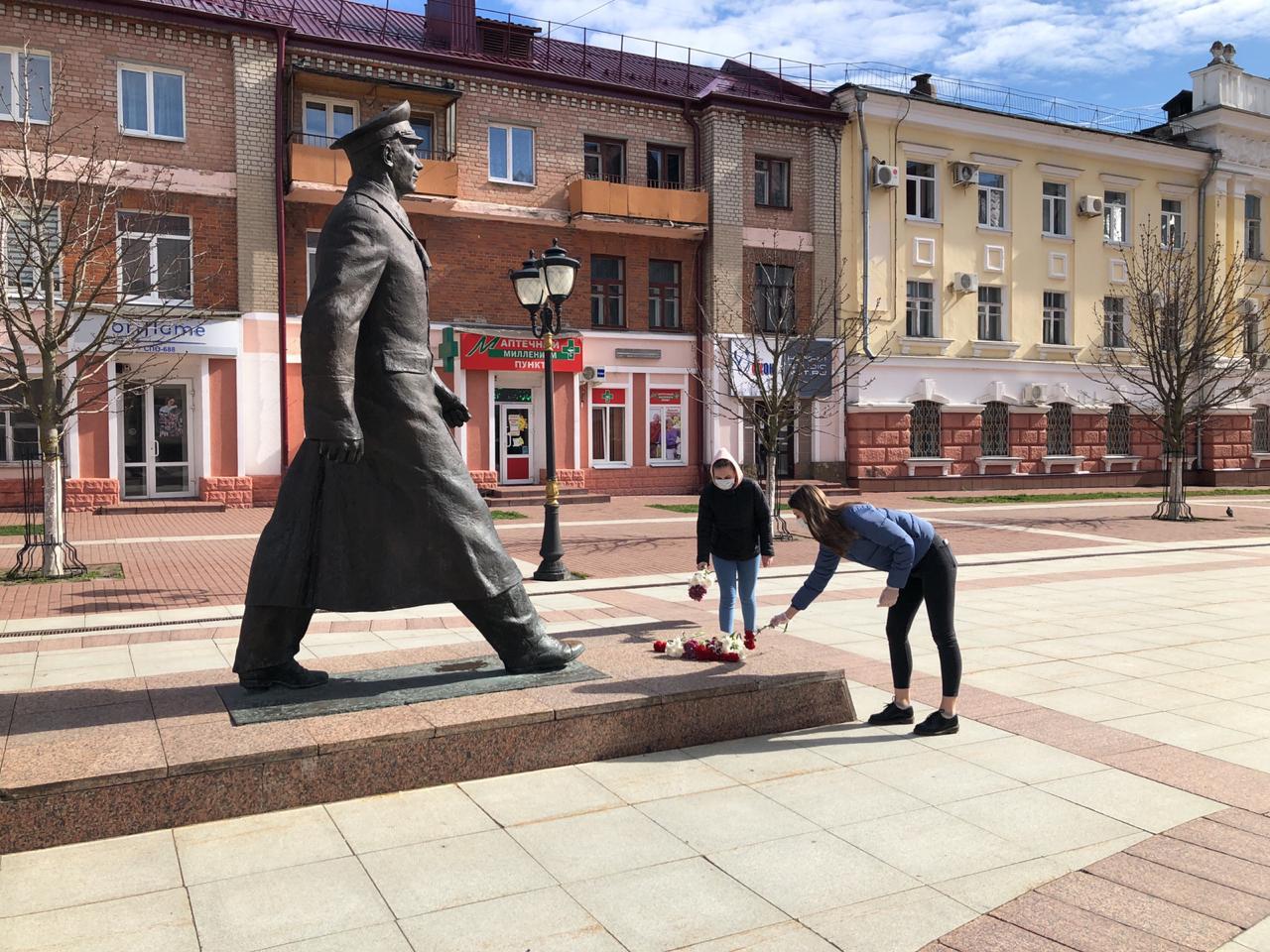 Брянские волонтеры почтили память героя космонавтики, возложив цветы к памятнику Юрию Гагарину