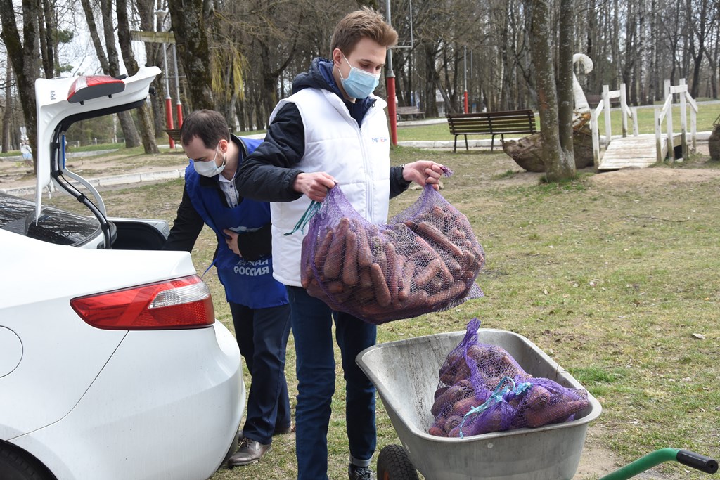 Брянские единоросы передали в центральный зоопарк овощи для животных