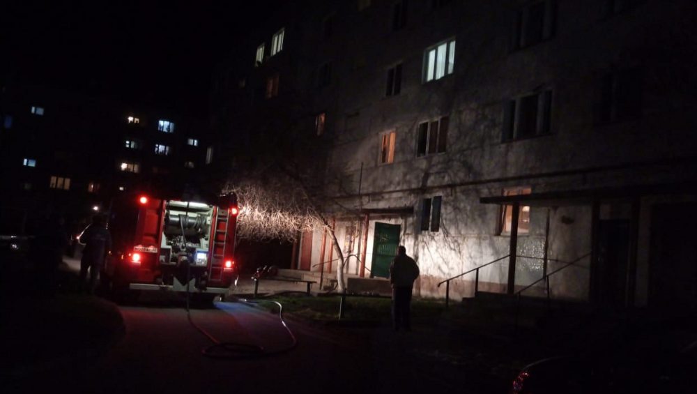 В брянских Клинцах из горевших многоэтажек пожарные вынесли четверых детей