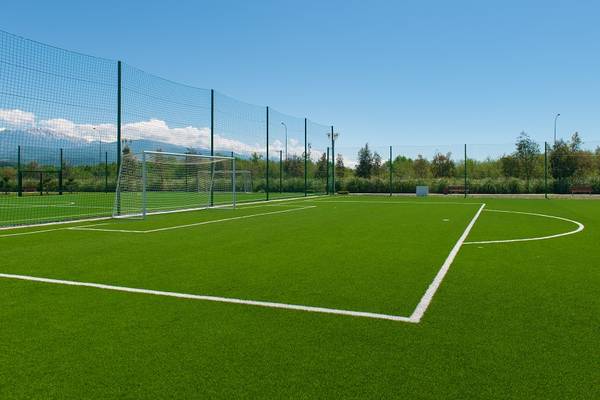 В унечской спортшколе «Электрон» в рамках нацпроекта «Демография» модернизируют новый газон