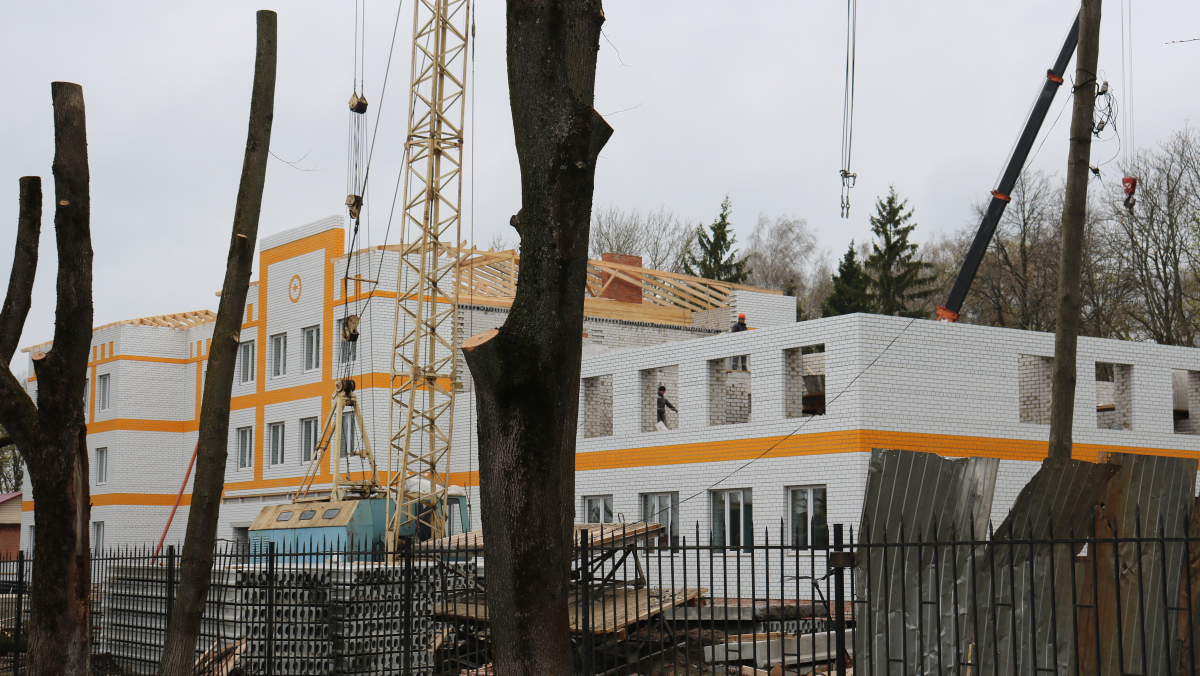 В Стародубской поликлинике возводят несущие конструкции для крыши