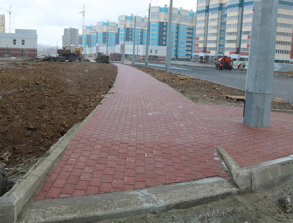 В Брянске в рамках строительства автодороги на улице Советской проложили тротуары на 60%