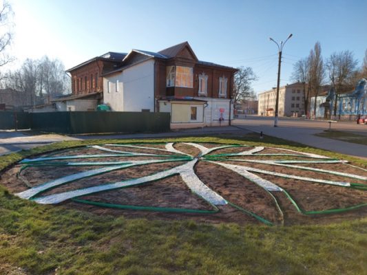 В Новозыбкове Брянской клумбы радуют своим разнообразием и яркостью цветов