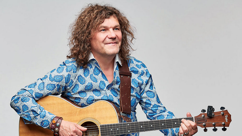 Брянским медикам исполнил песню музыкант Паскаль