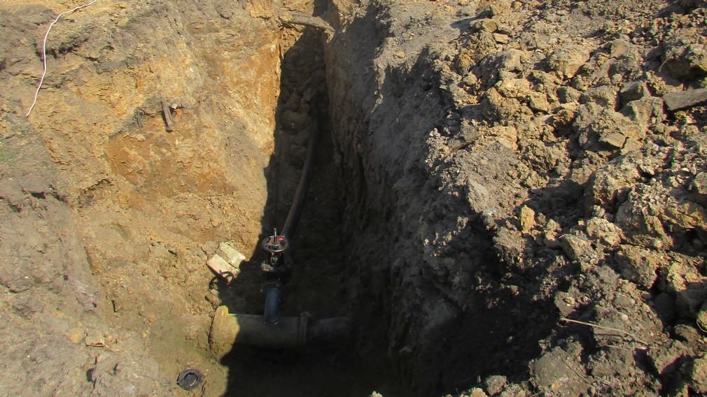 В брасовском поселке Локоть восстанавливают прорвавшиеся водопроводные трубы