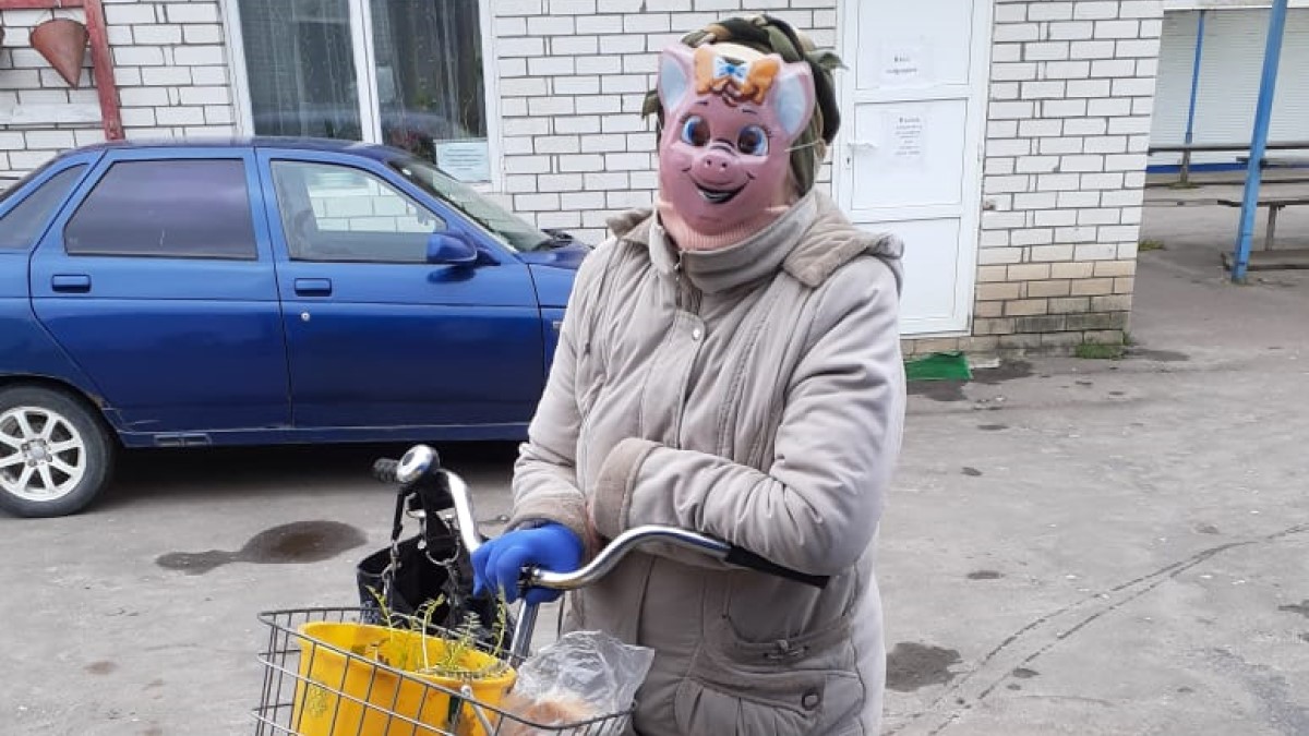 В Суземке женщина в маске поросёнка отправилась на рынок