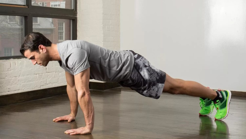 Брянский учитель физкультуры проверяет домашнее задание по скайпу