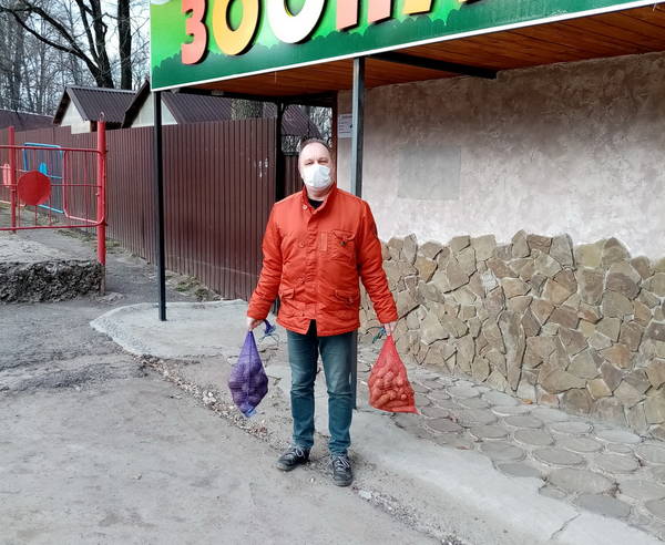 Брянский музыкант Лис отвез овощи в закрытый из-за коронавируса зоопарк