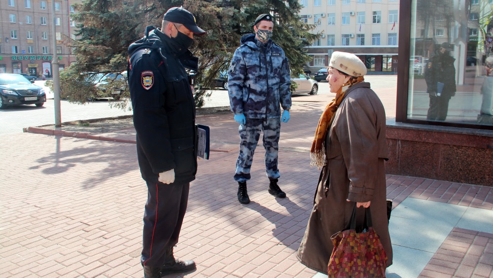 Правоохранители рассказали вышедшим на улицу брянцам о необходимости самоизоляции