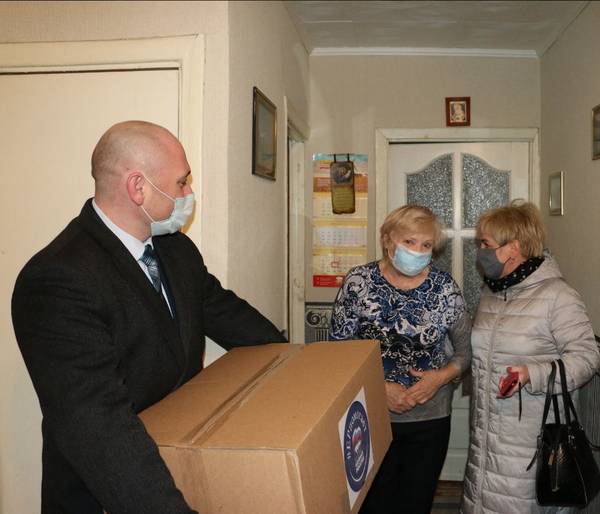 Владимир Попков передал продуктовые наборы трубчевским пенсионерам