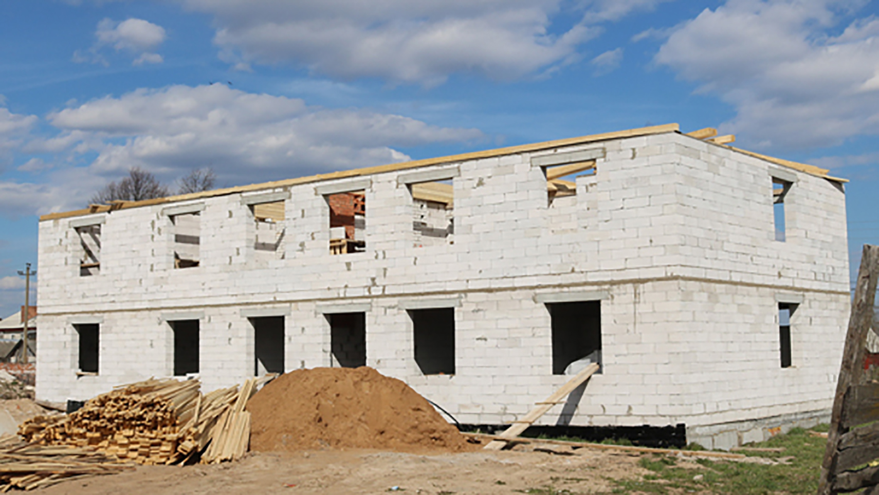 В Рогнедино возвели второй этаж 8-квартирного дома для врачей и детей-сирот
