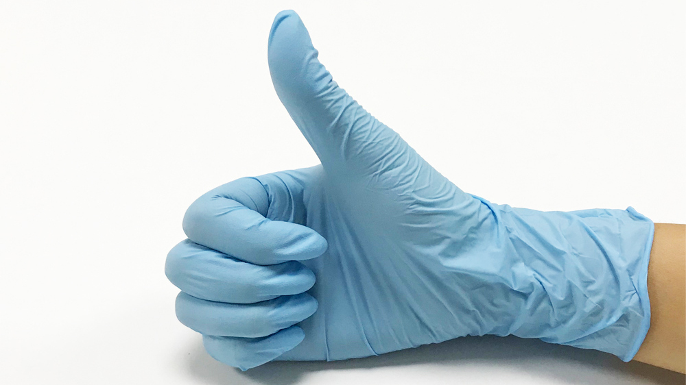 Директор ООО «Наномедика» передал брянским волонтерам 3 тысячи перчаток