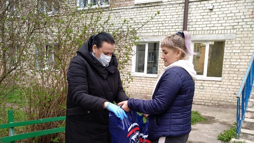 Валентина Миронова передала продуктовые наборы жителям Брянского района