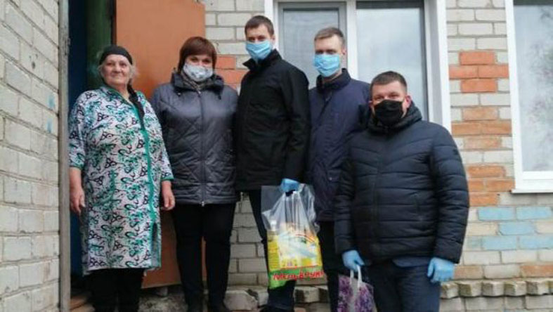 Помогают добровольцы