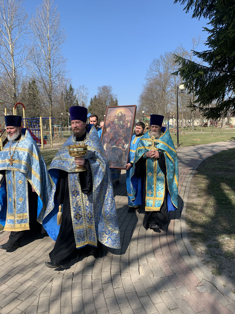 В Карачевском благочинии совершили объезд вокруг города с древней Тихвинской иконой Божией Матери