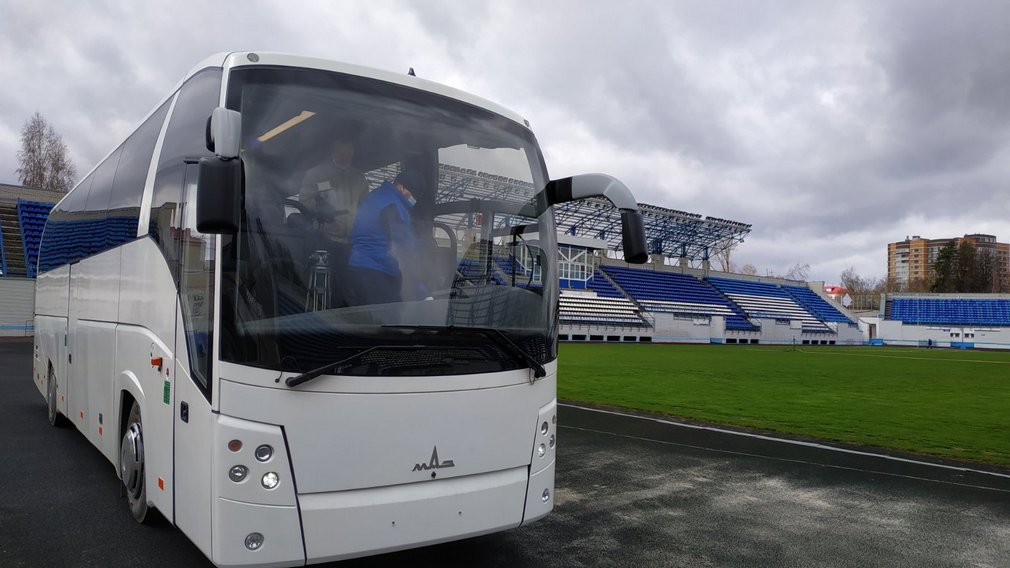 Брянский губернатор выделил футболистам «Динамо-Брянск» новый автобус