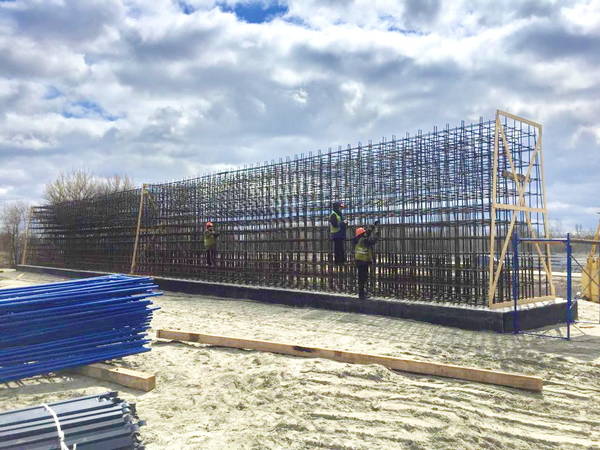 В Брянске продолжается строительство моста через реку Снежеть