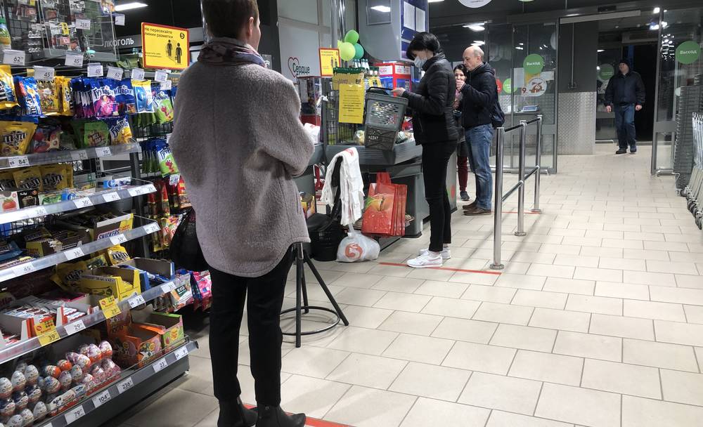 Брянцы соблюдают социальную дистанцию в магазинах