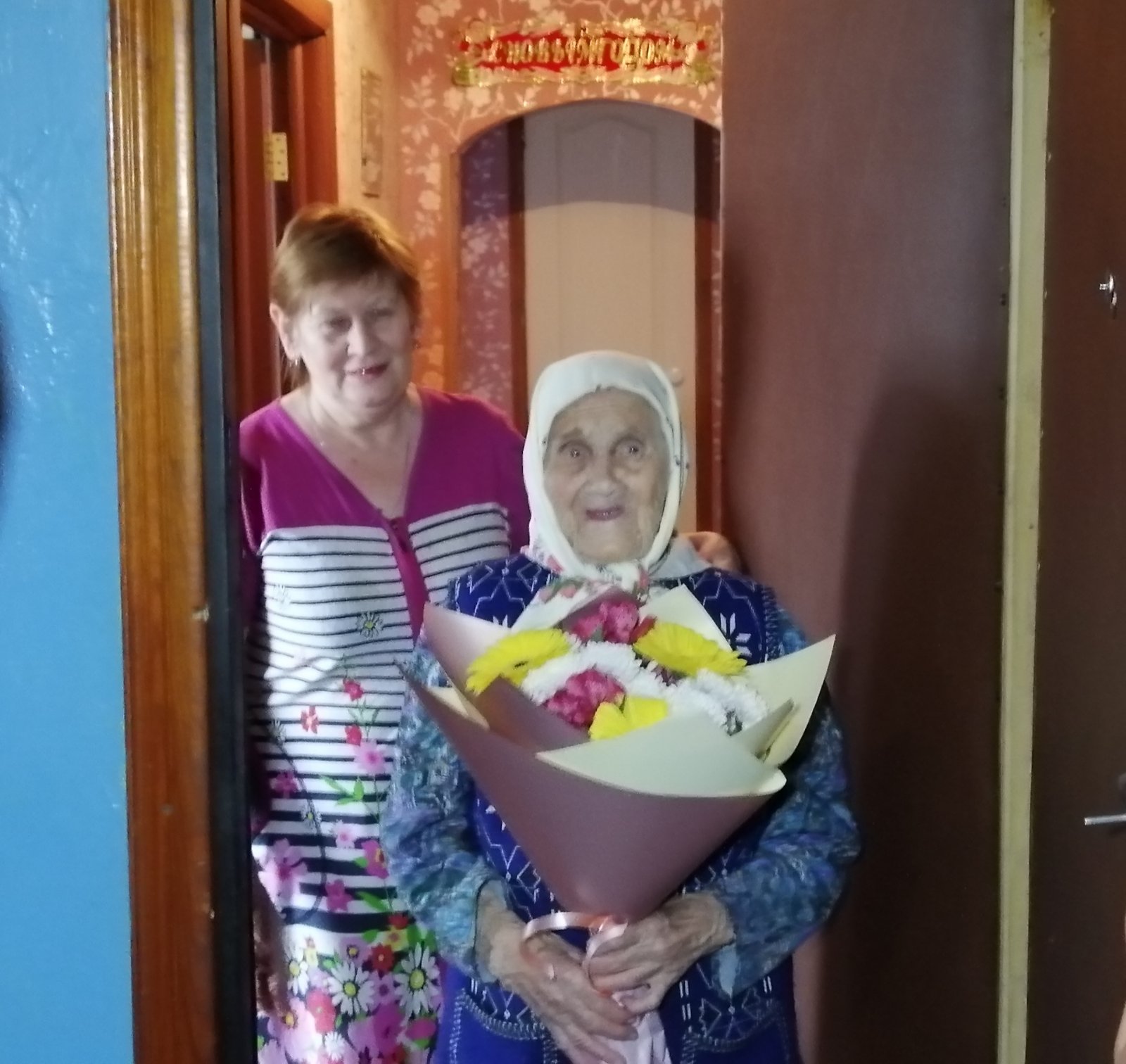 Артем Ашеко и Артем Осипенко поздравили долгожительницу Брянска со 102 днем рождения