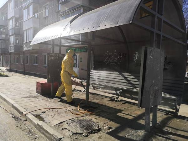 В связи с угрозой заражения коронавирусом в Брянске проводят дезинфекцию автобусных остановок