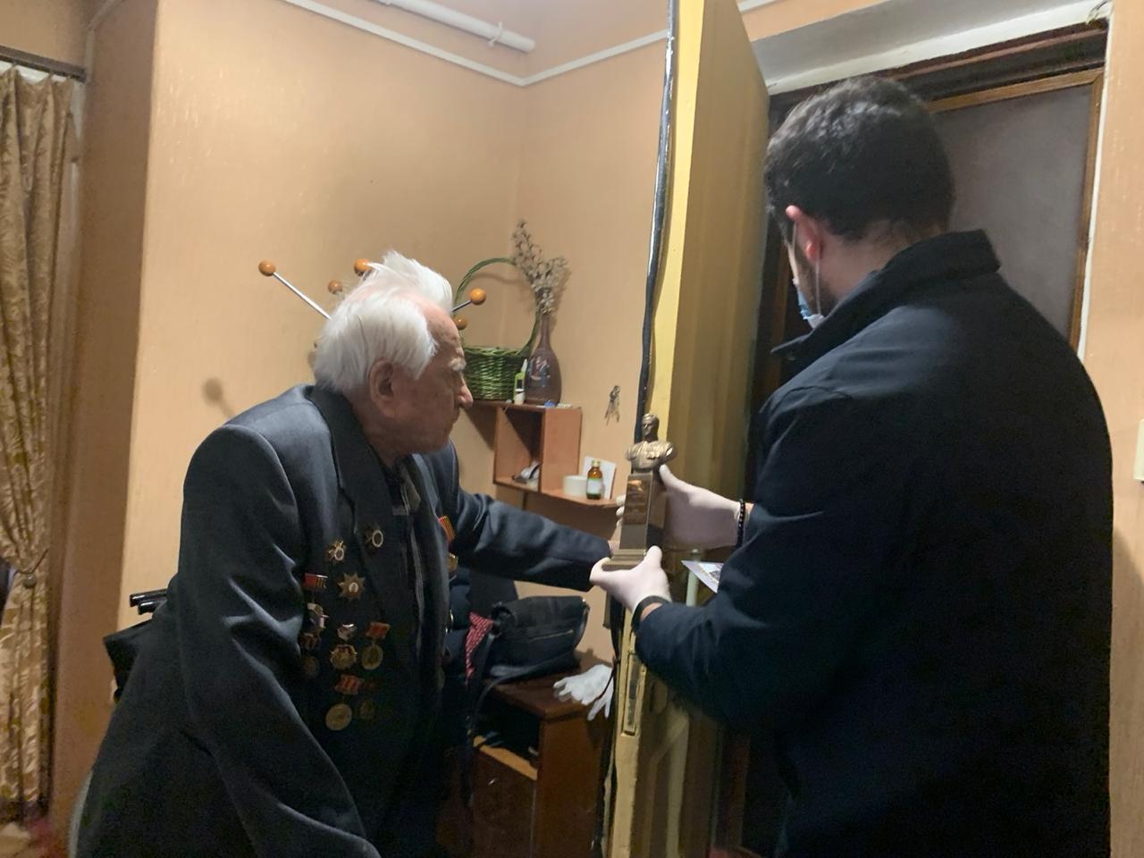 Продуктовые наборы брянским ветеранам передал депутат Николай Валуев