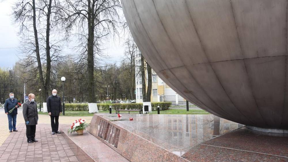 Сегодня, 26 апреля, брянцы возложили цветы к памятникам жертв Чернобыльской катастрофы