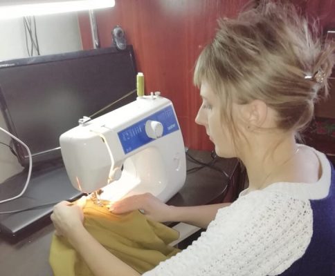 В жуковском Задубравье шьют костюмы для сельского клуба