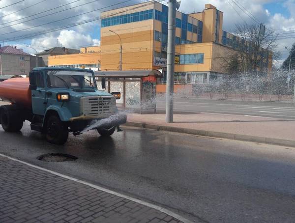 В Брянске дезинфицируют дороги