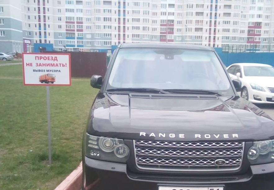 В Брянске автохам на Range Rover перегородил проезд мусоровозу