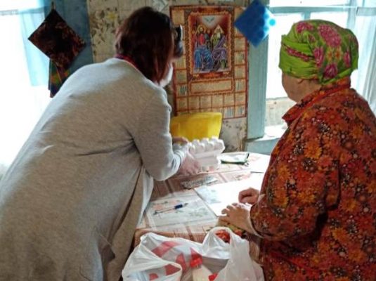 Волонтёры Новозыбкова помогают пенсионерам