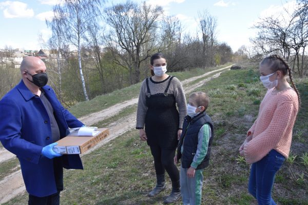 Депутаты областной Думы помогают многодетным семьям