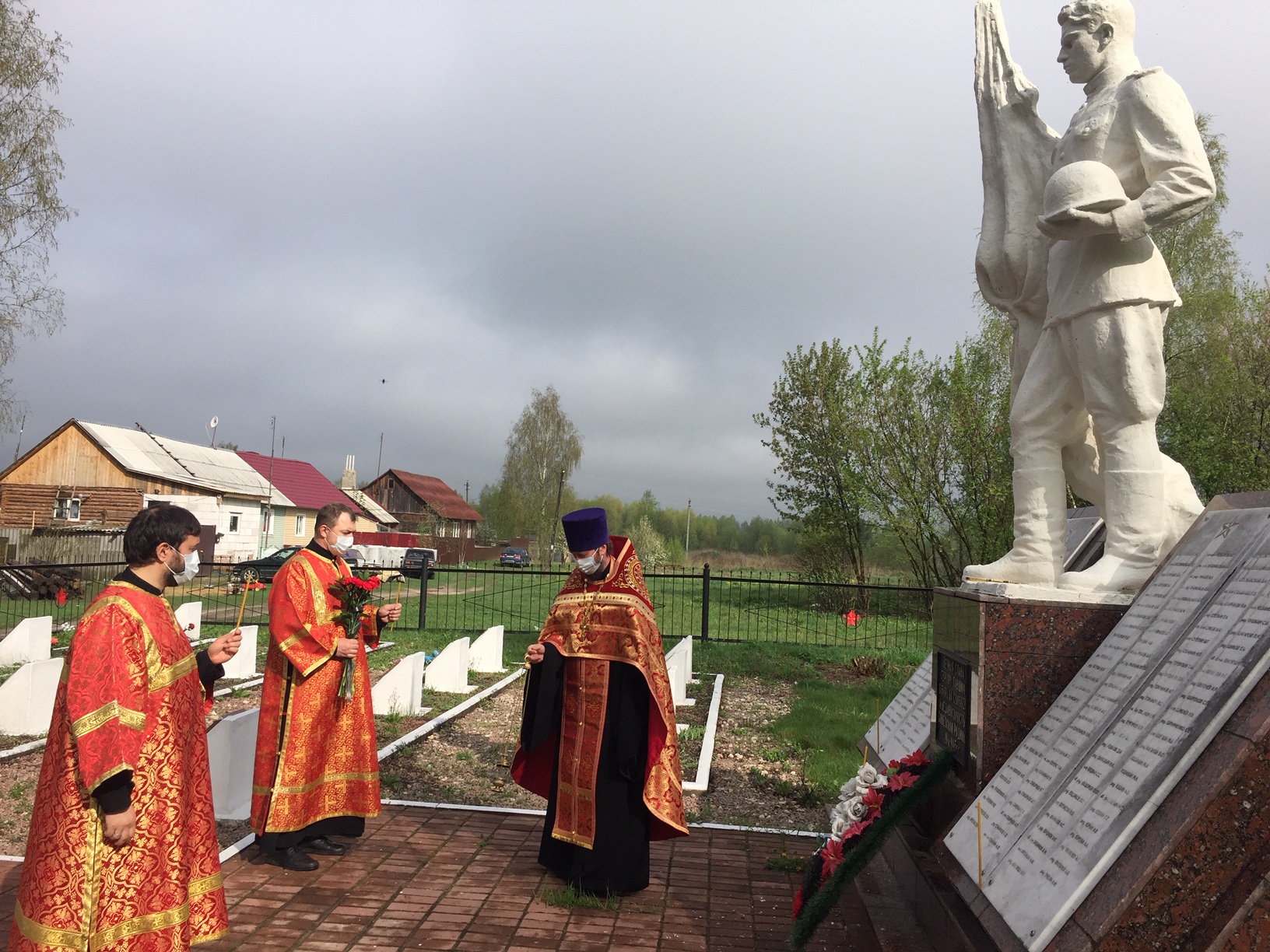 Благочинный Карачевского церковного округа совершил заупокойную литию на братской могиле в деревне Трыковка