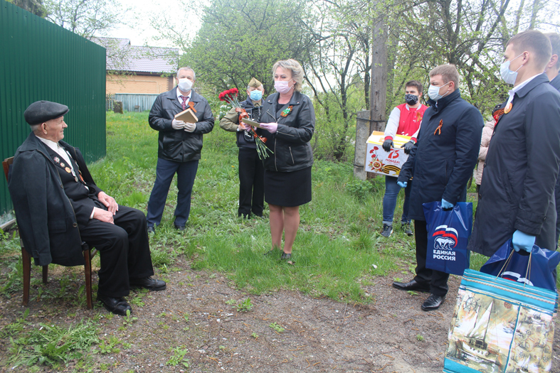 Карачевских ветеранов торжественно поздравили с Днем Победы
